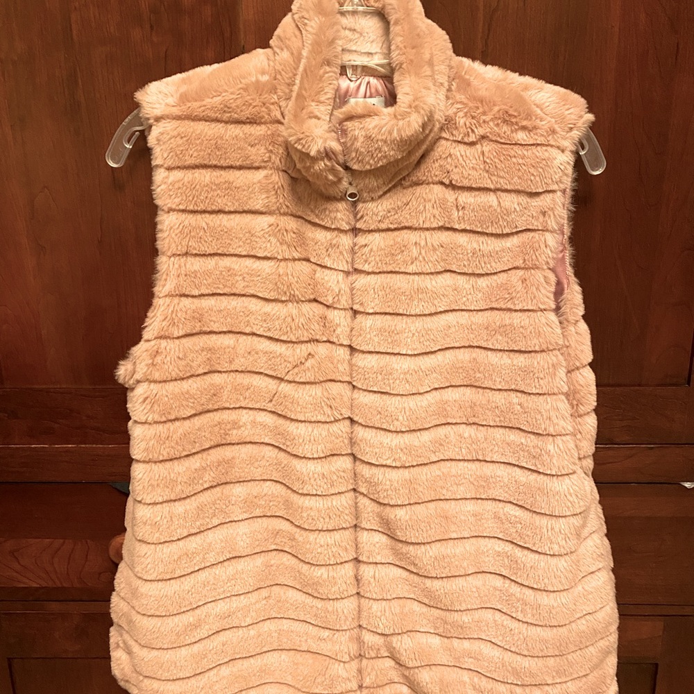 Excellent condition. Zippered front and hidden pockets.